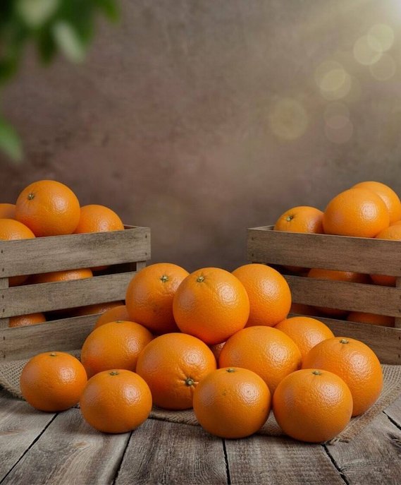 Naranjas en una mesa rustica en caja de 15 kg