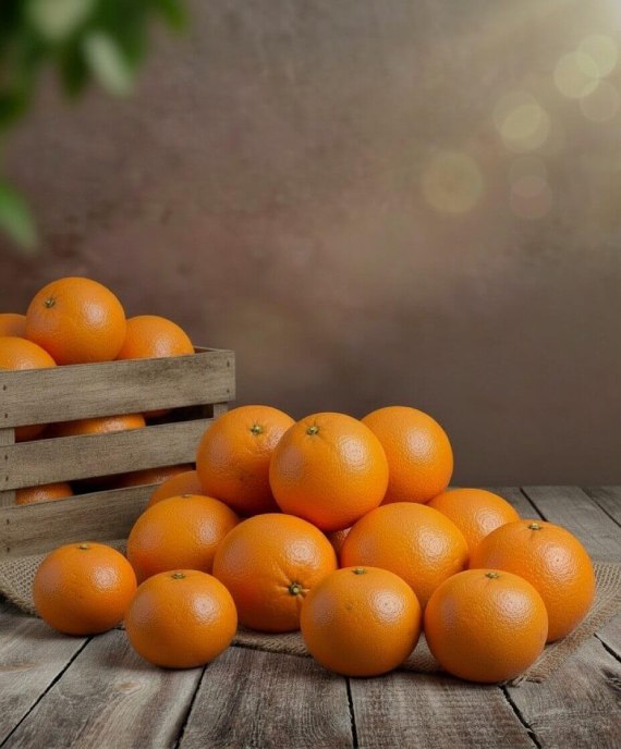 Naranjas en una mesa rustica en caja de 10 kg