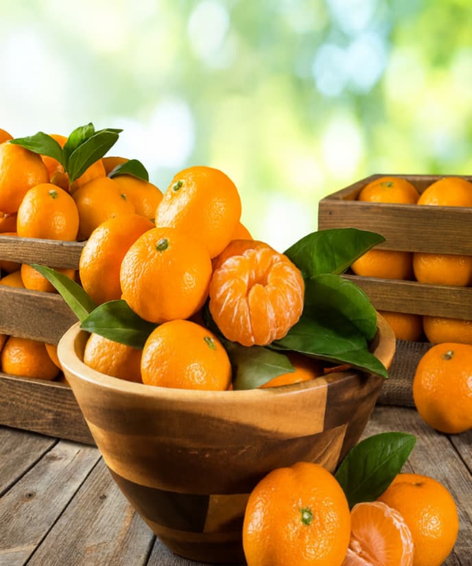 Mandarinas naturales encima de una mesa