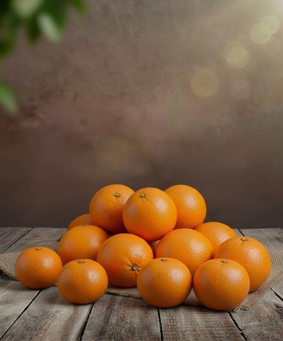 Naranjas en una mesa rustica en caja de 5 kg