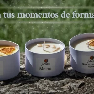 Velas aromáticas de melón y naranja sobre una piedra