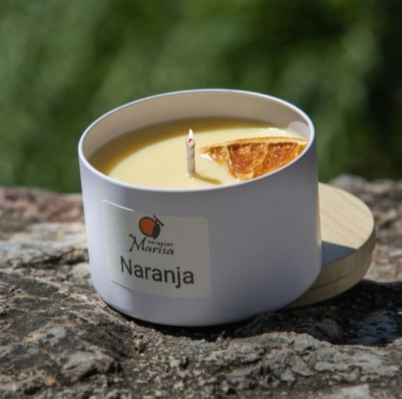 Vela natural con aroma a naranja en la naturaleza