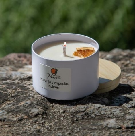 Vela natural con aroma a naranja y especias dulces en la naturaleza
