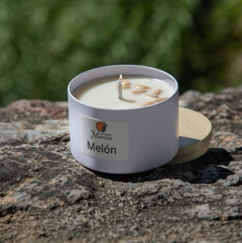Vela natural con aroma a melón en la naturaleza